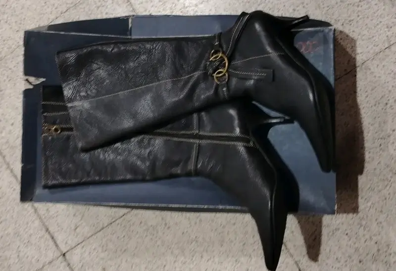 Botas negras de cuero sintético - 1