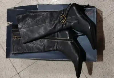 Botas negras de cuero sintético - miniatura 1
