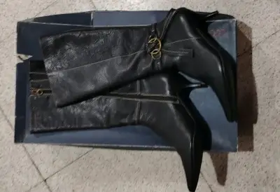 Botas negras de cuero sintético - miniatura 3