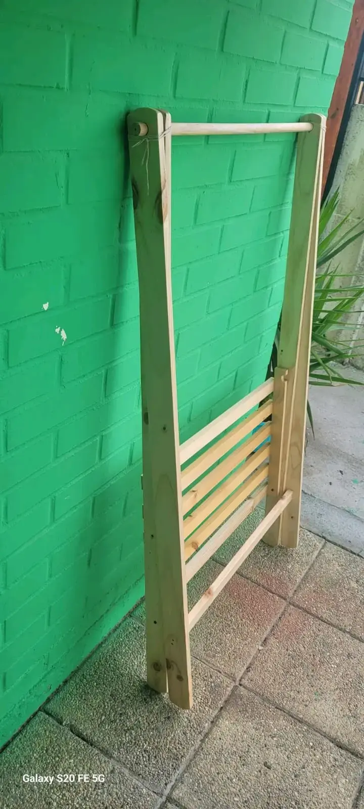 Perchero de madera, plegable y con repisa - 2