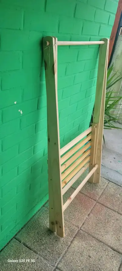 Perchero de madera, plegable y con repisa - miniatura 2