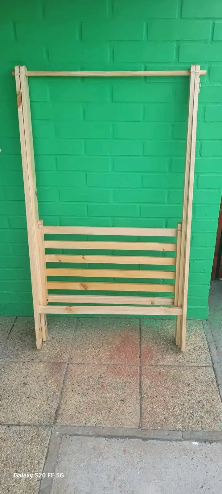 Perchero de madera, plegable y con repisa - 3