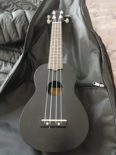 Ukulele negro con funda - miniatura 1
