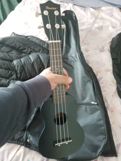 Ukulele negro con funda - miniatura 2