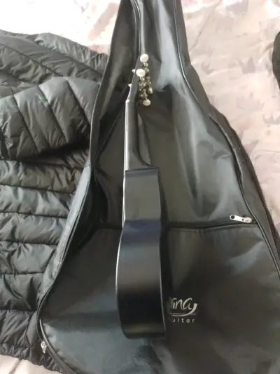 Ukulele negro con funda - miniatura 3