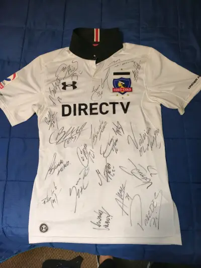 Camiseta Colo-Colo firmada - miniatura 1
