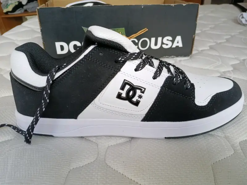 Zapatillas DC negras y blancas - 1