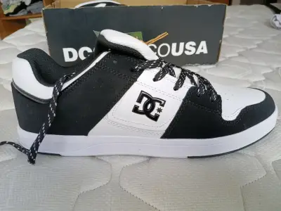 Zapatillas DC negras y blancas - miniatura 1