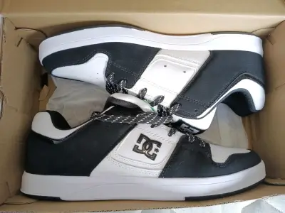 Zapatillas DC negras y blancas - miniatura 2