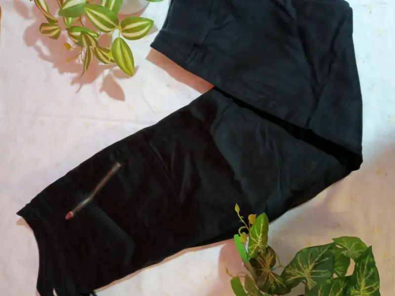 Pantalones negros con elástico en la cintura - 1