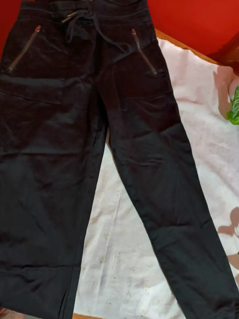 Pantalones negros con elástico en la cintura - 3