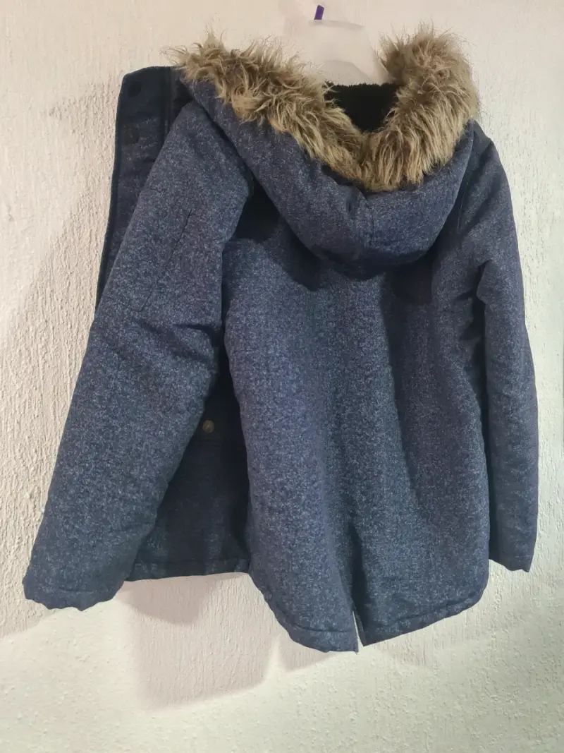 Parka azul con capucha de peluche - 5