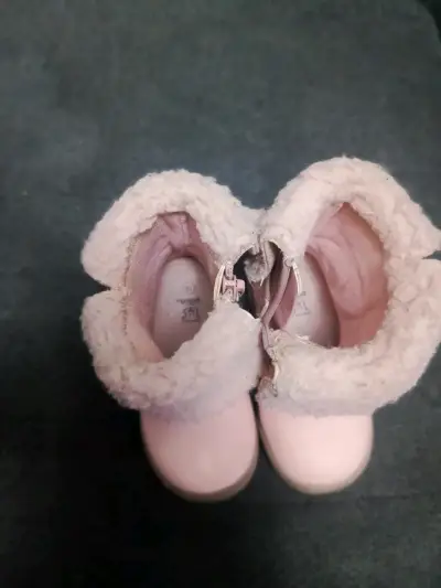 Botitas rosadas con piel - miniatura 2