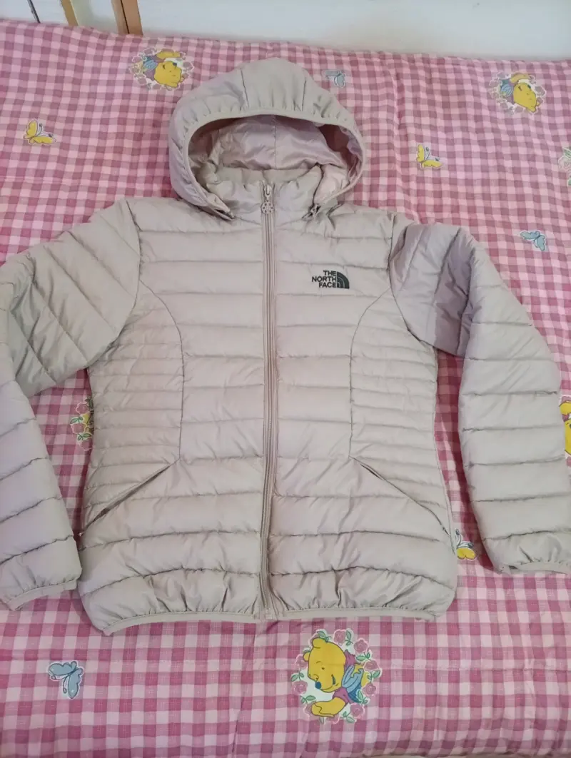 Chaqueta acolchada beige con capucha