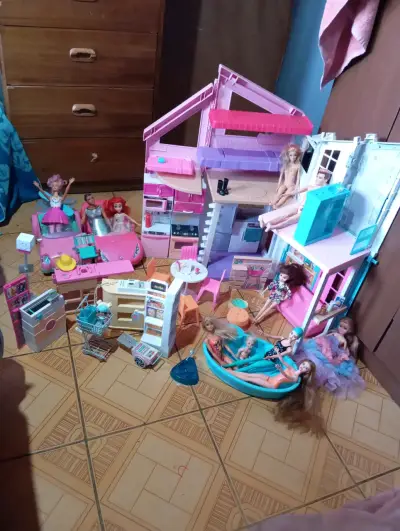 Casa de muñecas con accesorios - miniatura 1