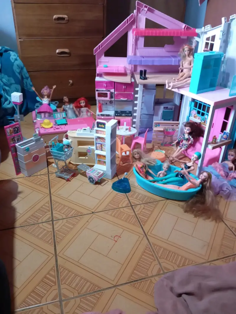 Casa de muñecas con accesorios - 2