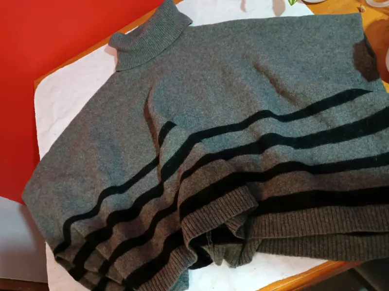 Suéter gris de lana con cuello alto - 1