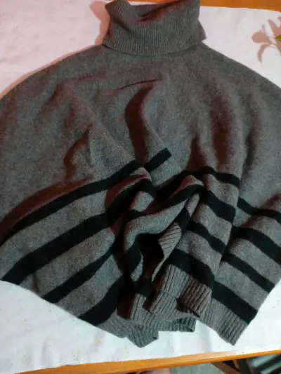 Suéter gris de lana  con cuello alto - miniatura 2