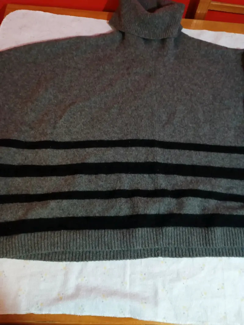 Suéter gris de lana con cuello alto - 3