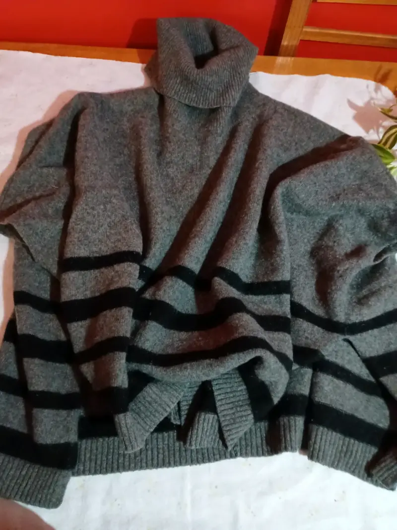 Suéter gris de lana con cuello alto - 4