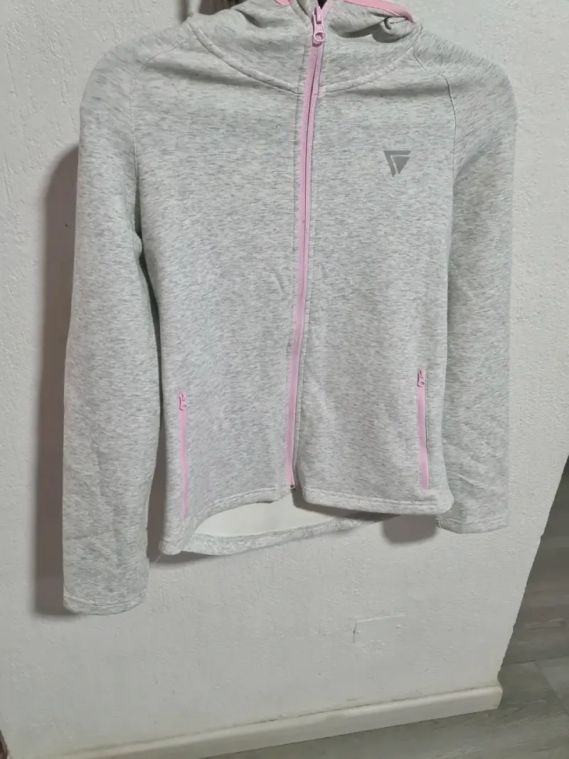 Polerón gris con cierre rosado - 1