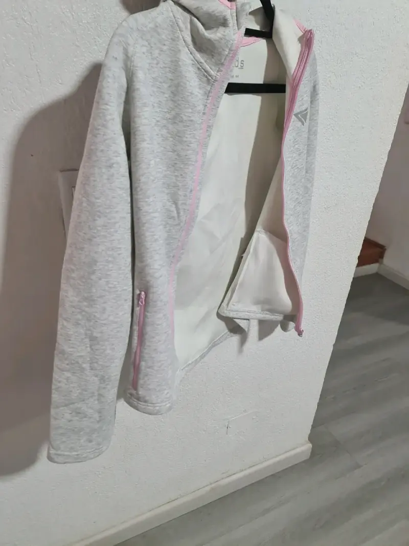 Polerón gris con cierre rosado - 2
