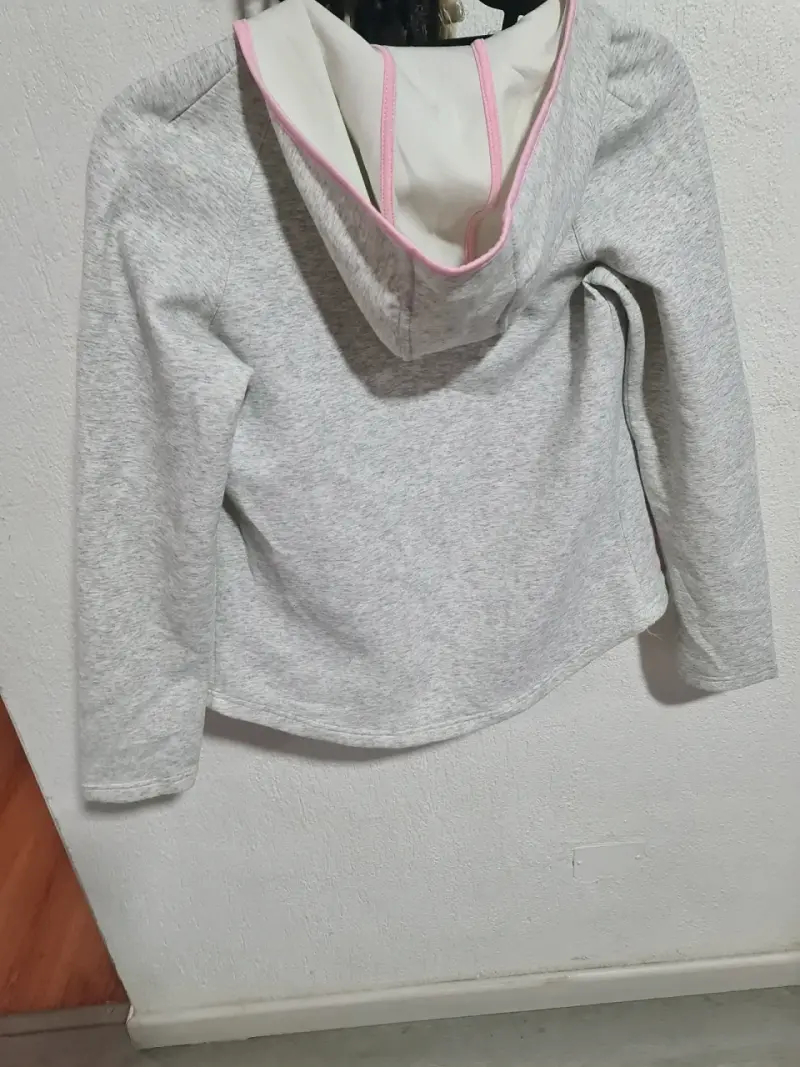 Polerón gris con cierre rosado - 3