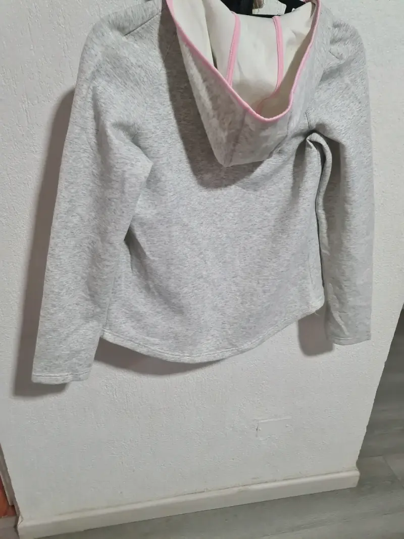 Polerón gris con cierre rosado - 4