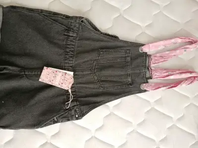 Jardinera negra con tirantes rosados - miniatura 2