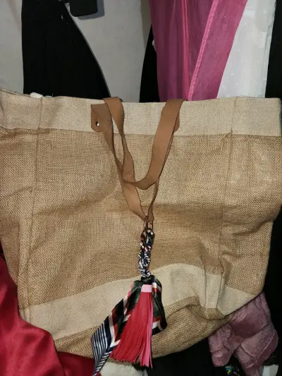 Bolso grande de yute con colgante - miniatura 1