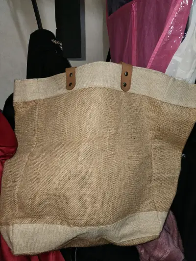 Bolso grande de yute con colgante - miniatura 3
