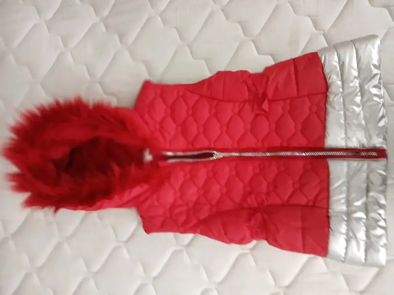 Chaqueta acolchada roja con capucha - 1