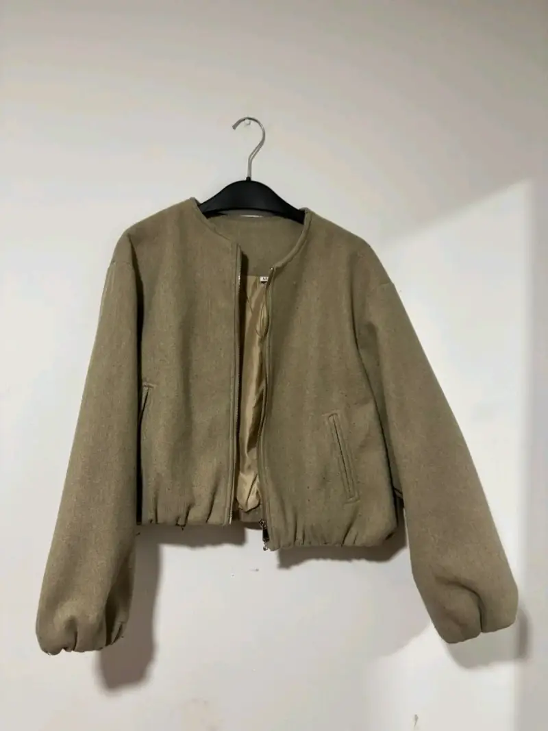 Chaqueta beige minimalista
