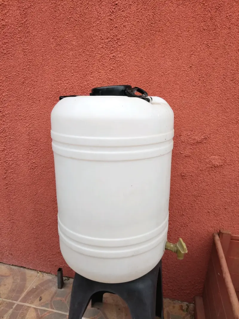 Barril plástico blanco con grifo