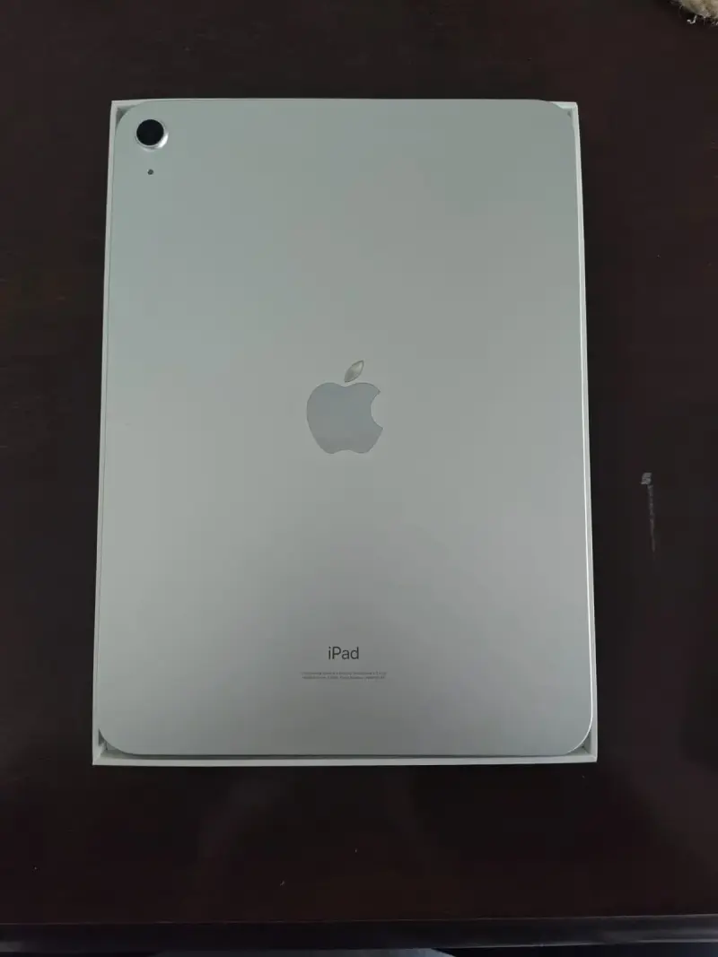 iPad plateado en caja - 1