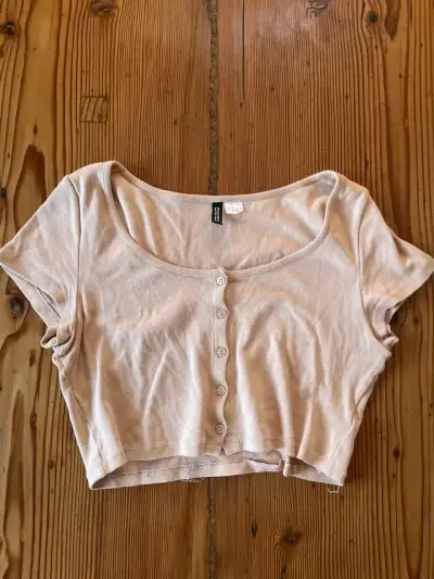 Polera corta beige con botones - miniatura 1