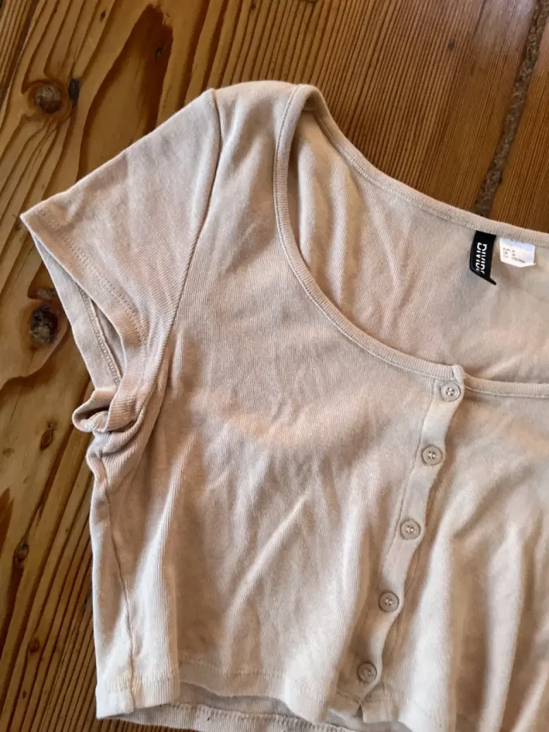 Polera corta beige con botones - 2