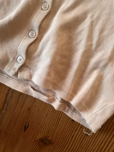 Polera corta beige con botones - miniatura 3