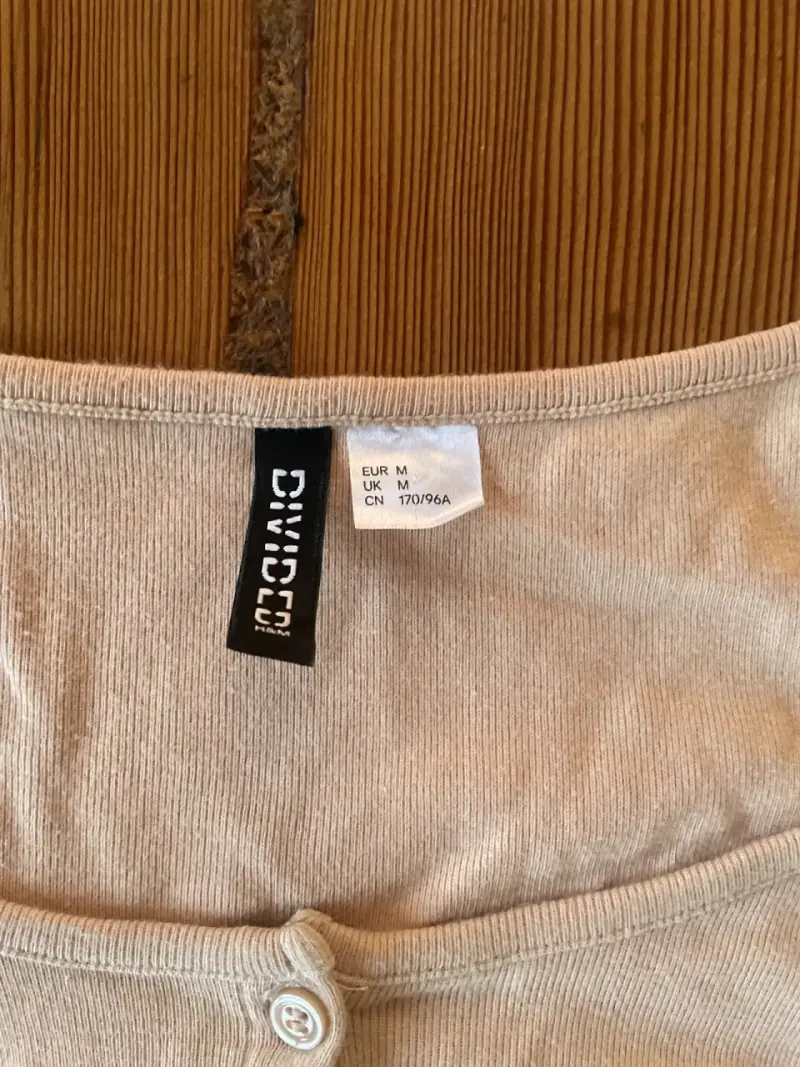 Polera corta beige con botones - 4