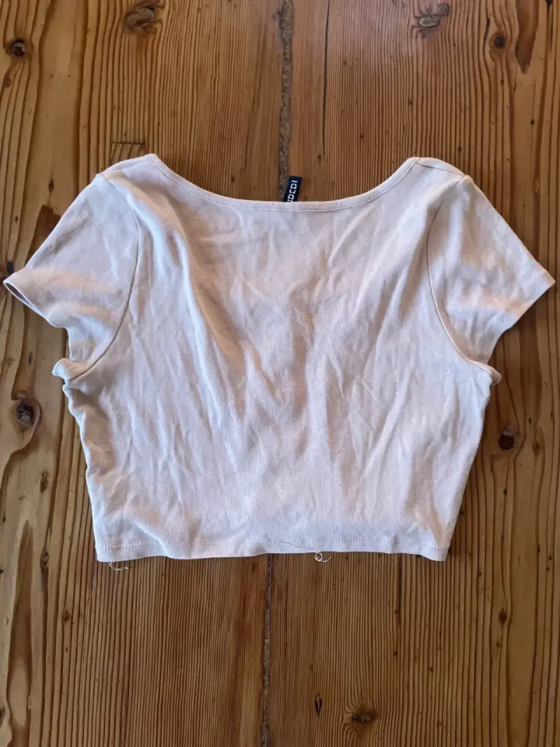Polera corta beige con botones - 5
