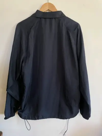 Chaqueta azul impermeable - miniatura 2
