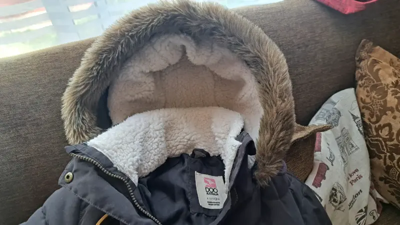 Parka negra con capucha de felpa - 3