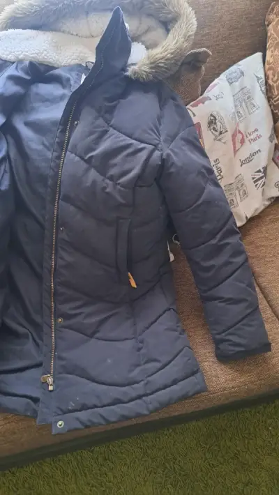 Parka negra con capucha de felpa - miniatura 4