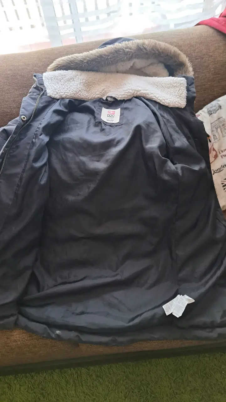 Parka negra con capucha de felpa - 5