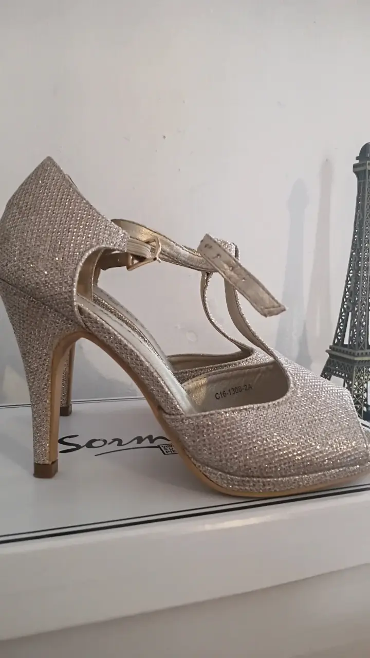 Tacones dorados brillantes - 1