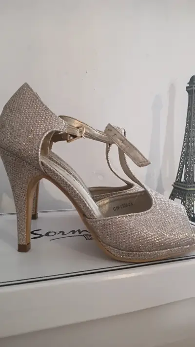 Tacones dorados brillantes - miniatura 1