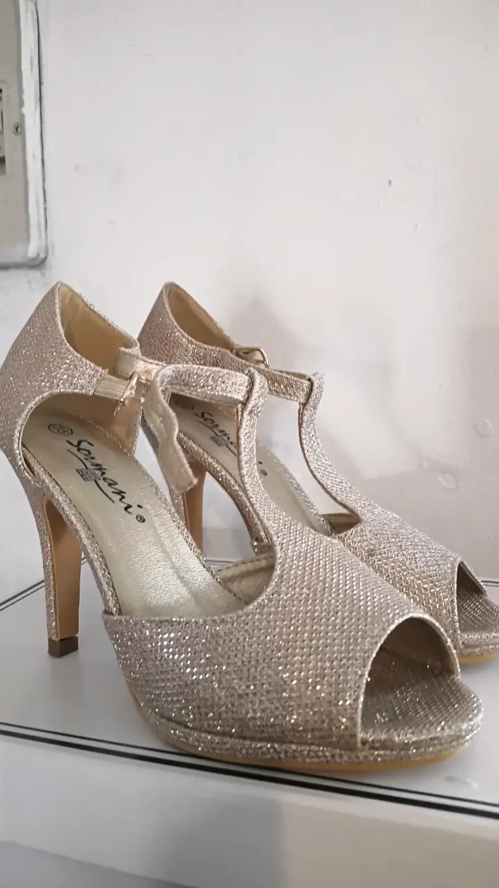 Tacones dorados brillantes - 2