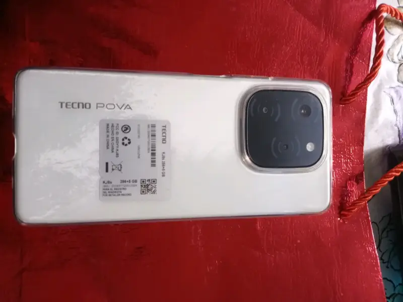 Smartphone Tecno Pova blanco - 1