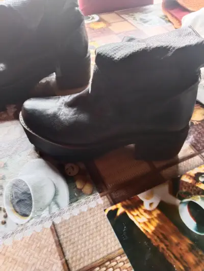 Botines negros con tacón - miniatura 1