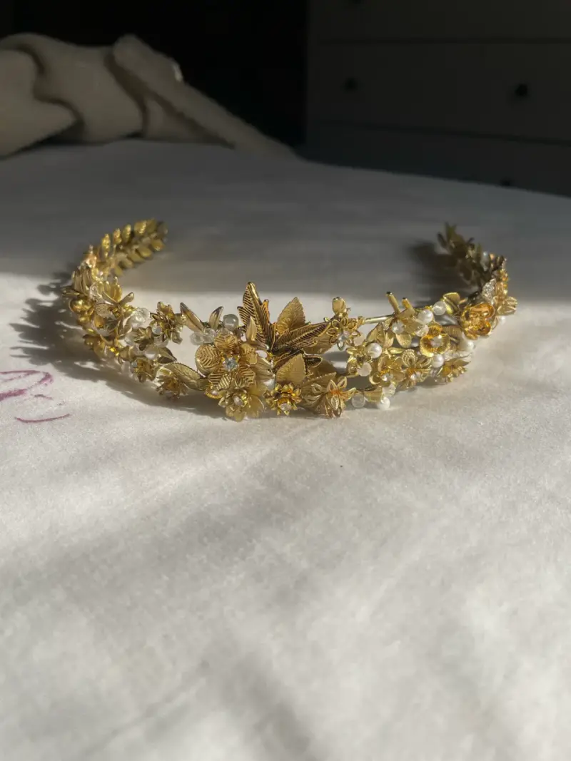 Tocado novia dorado con flores - 1